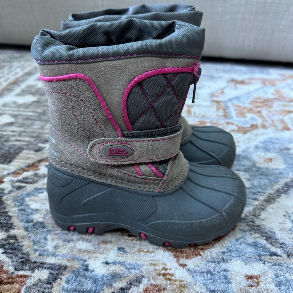 Girls snow boots. Size 8